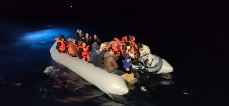 Ayvalık açıklarında Türk kara sularına geri itilen 48 sığınmacı kurtarıldı