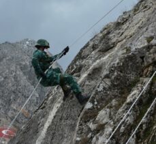 Azerbaycan askerlerine “dağcılık eğitimi” verildi