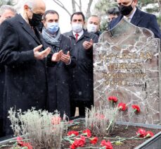 Bahçeli, partisinin yeni MYK ve MDK üyeleri ile Alparslan Türkeş'in anıt mezarını ziyaret etti