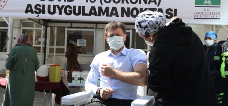 Bahçelievler'de 65 yaş ve üstü vatandaşlara cami avlusunda Kovid-19 aşısı yapılıyor