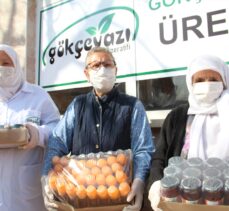 Balıkesirli kadınlar ürettiklerini türkü ve manilerle paketleyip satıyor