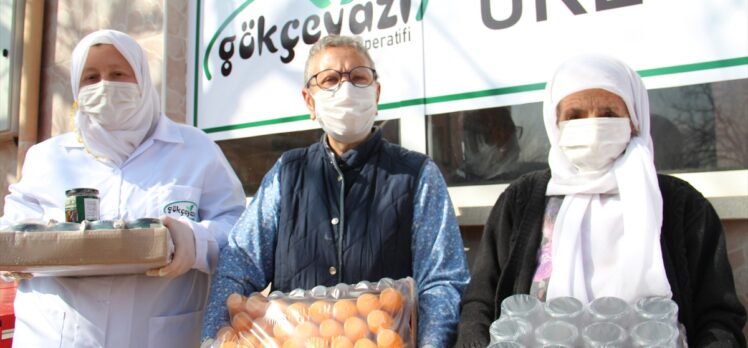 Balıkesirli kadınlar ürettiklerini türkü ve manilerle paketleyip satıyor