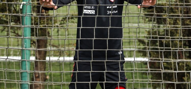Bayer Leverkusen'in genç yıldızı Samed Onur ay-yıldızlı formayı giymekten gurur duyuyor