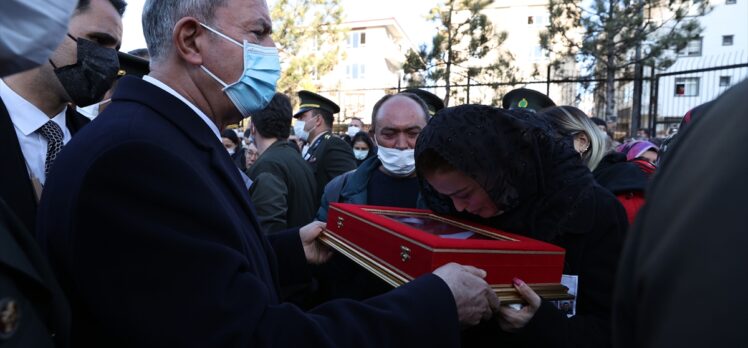 Cumhurbaşkanı Yardımcısı Oktay, Bitlis şehitlerinin cenaze törenine katıldı