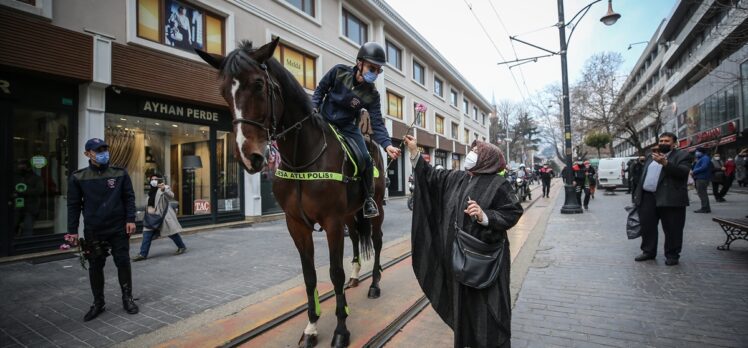 Bursa'da atlı polis birlikleri kadınlara karanfil dağıttı
