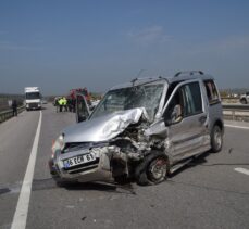 Bursa'da hafif ticari araç ile otomobil çarpıştı: 1 ölü, 3 yaralı