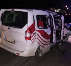 Bursa'da kamyona çarpan hafif ticari araçtaki 1 kişi öldü, 2 kişi ağır yaralandı