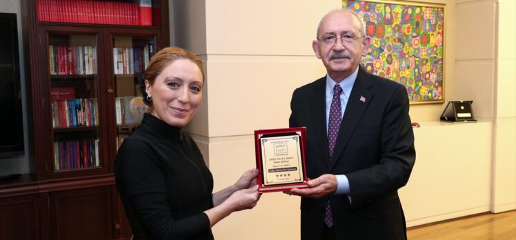 CHP Genel Başkanı Kılıçdaroğlu, milli buz patenci Naz Arıcı'yı kabul etti