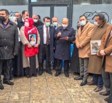 Çocuklarına kavuşmak için HDP İl Başkanlığı önünde eylem yapan Vanlı ailelere destek