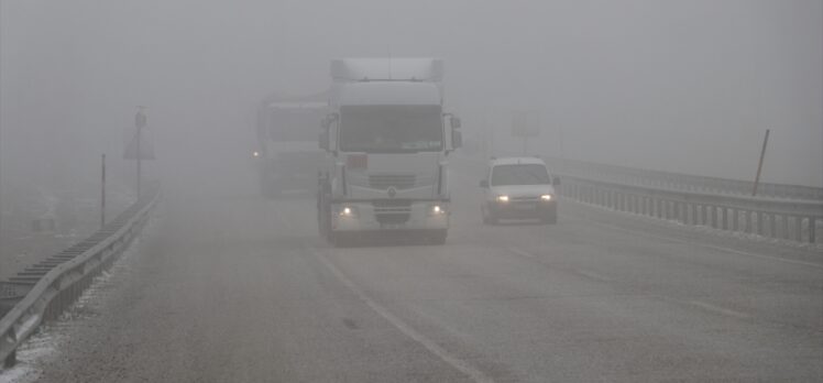 Denizli-Antalya kara yolunda sis ve kar, ulaşımı olumsuz etkiliyor