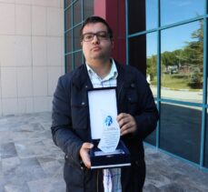 Denizli'de 3 aydır Kovid-19 tedavisi gören öğretim üyesi Pekcan, PAÜ'de yılın doktoru seçildi