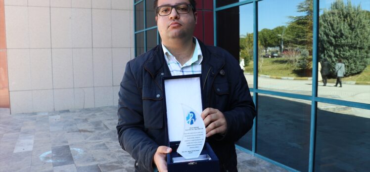 Denizli'de 3 aydır Kovid-19 tedavisi gören öğretim üyesi Pekcan, PAÜ'de yılın doktoru seçildi