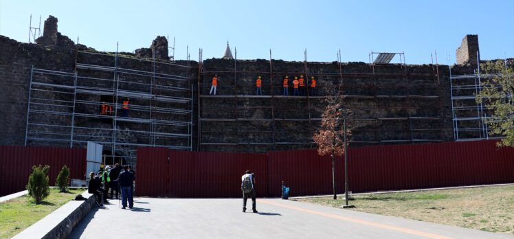 Diyarbakır Büyükşehir Belediyesi, tarihi surlardaki 13 burçta daha restorasyon çalışması başlattı