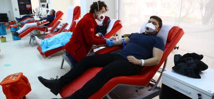 Edirne'de öğrenim gören 70 yabancı öğrenci kan bağışında bulundu