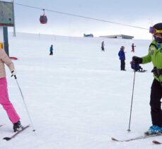 Erciyes AŞ, sağlık çalışanlarına ücretsiz kayak eğitimi veriyor