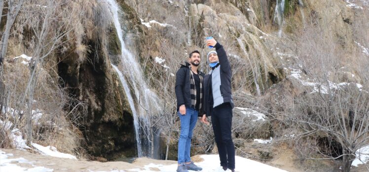 Erzincan'daki doğa harikası Girlevik Şelalesi yeniden beyaza büründü