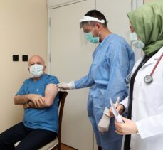 Erzurum Büyükşehir Belediye Başkanı Mehmet Sekmen Kovid-19 aşısı yaptırdı