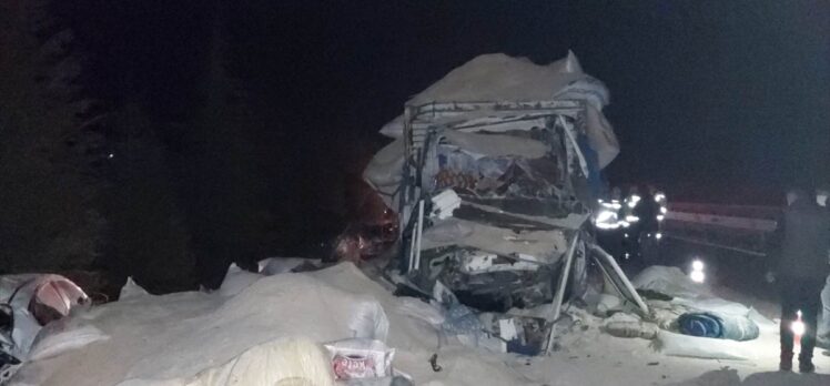Eskişehir'de kaza yapan aracı görünce duran otomobil ve tıra kamyon çarptı: 1 ölü, 2 yaralı