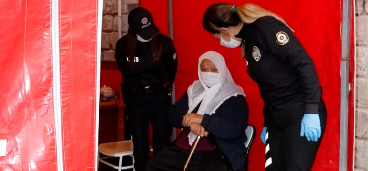Fethiye'de yalnız yaşayan 78 yaşlarında 2 vatandaşın Kovid-19 aşısı polislerce yaptırıldı