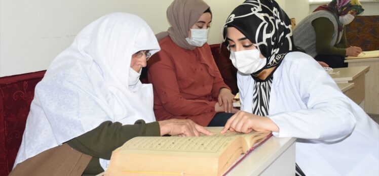 Gaziantepli Hamide teyze 84 yaşında Kur'an-ı Kerim'i okumayı öğrenmenin mutluluğunu yaşıyor