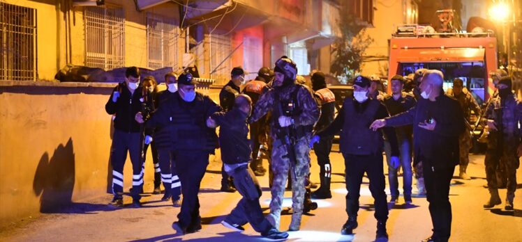 Gaziantep'te kendisine zarar vermek için girdiği evi yakan zanlıyı polis kurtardı