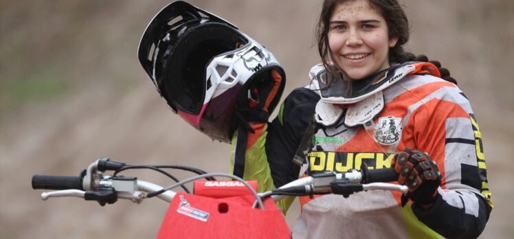 Genç motokrosçu Irmak Yıldırım, dünya şampiyonasında Türkiye'yi temsil eden ilk kadın olacak