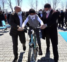 Gençlik ve Spor Bakanı Kasapoğlu, gönderdiği bisikletlerle Ağrılı öğrencileri sevindirdi