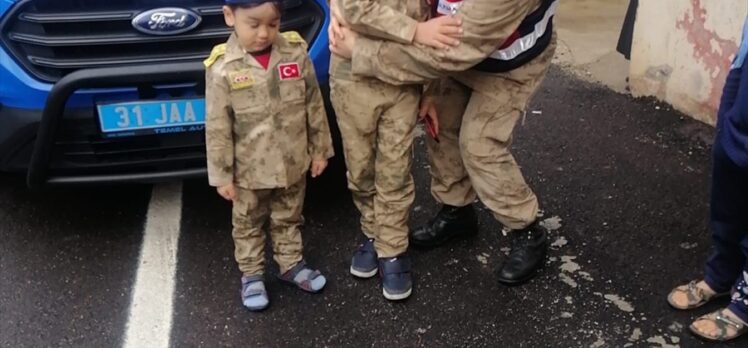 Hatay'da Jandarma down sendromlu çocuğa üniforma hediye etti