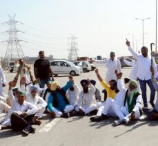 Hindistan'da çiftçiler, protestolarının 100. gününde Yeni Delhi'deki otoyolu trafiğe kapattı