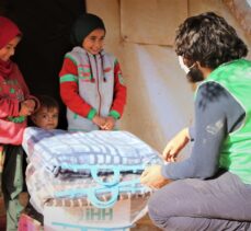 İHH, İdlib'deki ailelere gıda ve battaniye yardımında bulundu
