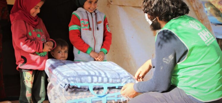 İHH, İdlib'deki ailelere gıda ve battaniye yardımında bulundu