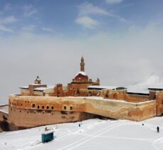İhtişamıyla her mevsim büyüleyen tarihi İshak Paşa Sarayı kar birikintilerinden temizleniyor