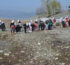 İlkokul öğrencileri Dünya Su Günü'nde Sapanca Gölü'nde kıyı temizliği yaptı