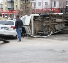 Isparta'da otomobil ile minibüs çarpıştı: 6 yaralı