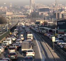 GÜNCELLEME – İstanbul'da sokağa çıkma kısıtlamasının sona ermesiyle trafik yoğunluğu arttı