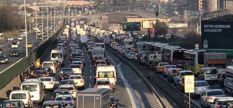 GÜNCELLEME – İstanbul'da sokağa çıkma kısıtlamasının sona ermesiyle trafik yoğunluğu arttı