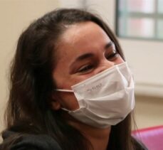 İzmir'de bir hastanede sağlık çalışanları, ailelerinden gelen sürpriz mesajlarla duygulandı