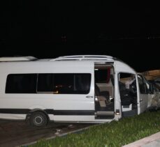 İzmir'de devrilen minibüsteki baba ve oğlu yaralandı