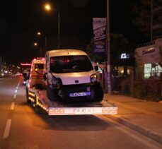 İzmir'de hafif ticari araç 2 otomobile çarpıp kaldırıma çıktı, 1'i polis 3 kişi yaralandı