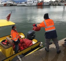 İzmir'de kaçak avlanan yaklaşık 700 kilogram kum midyesi denize bırakıldı