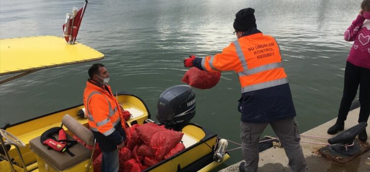 İzmir'de kaçak avlanan yaklaşık 700 kilogram kum midyesi denize bırakıldı