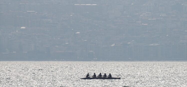 İzmirliler kısıtlamanın kalktığı ilk cumarteside sahillerde yoğunluk gözlendi