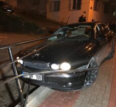 İzmir'de polisten kaçmaya çalışan sürücünün aracı, yaya köprüsünün korkuluklarına çarparak durdu