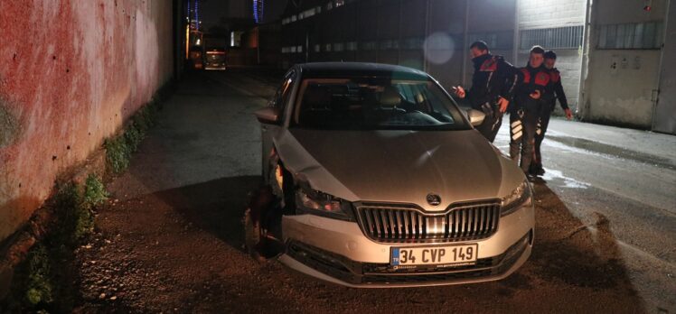 İzmir'de sürücüsü “dur” ihtarına uymayan otomobil polis aracına çarptı, 1 polis yaralandı