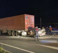 İzmir'de tıra çarpan otomobilin sürücüsü hayatını kaybetti