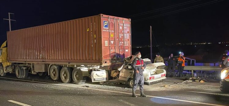 İzmir'de tıra çarpan otomobilin sürücüsü hayatını kaybetti