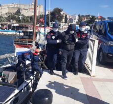 İzmir'de yasa dışı geçiş hazırlığındaki 51 düzensiz göçmen yelkenli yatta yakalandı