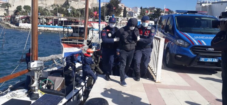 İzmir'de yasa dışı geçiş hazırlığındaki 51 düzensiz göçmen yelkenli yatta yakalandı