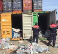 İzmir'deki bir limanda 2 konteyner içinde 55 sığınmacı yakalandı