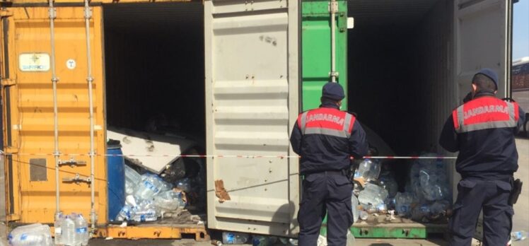 İzmir'deki bir limanda 2 konteyner içinde 55 sığınmacı yakalandı